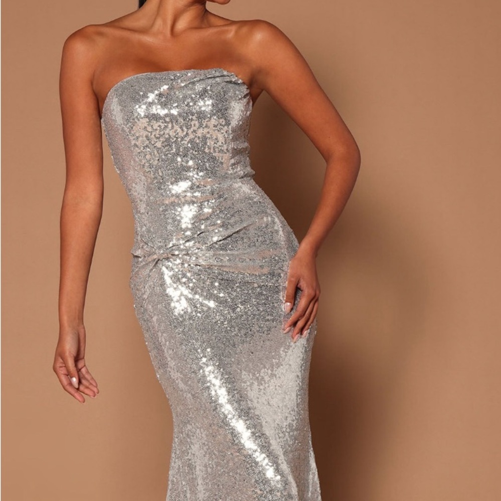Beautiful sequins silver gown for a wedding, Birthday or any outing. GORGEOUS
